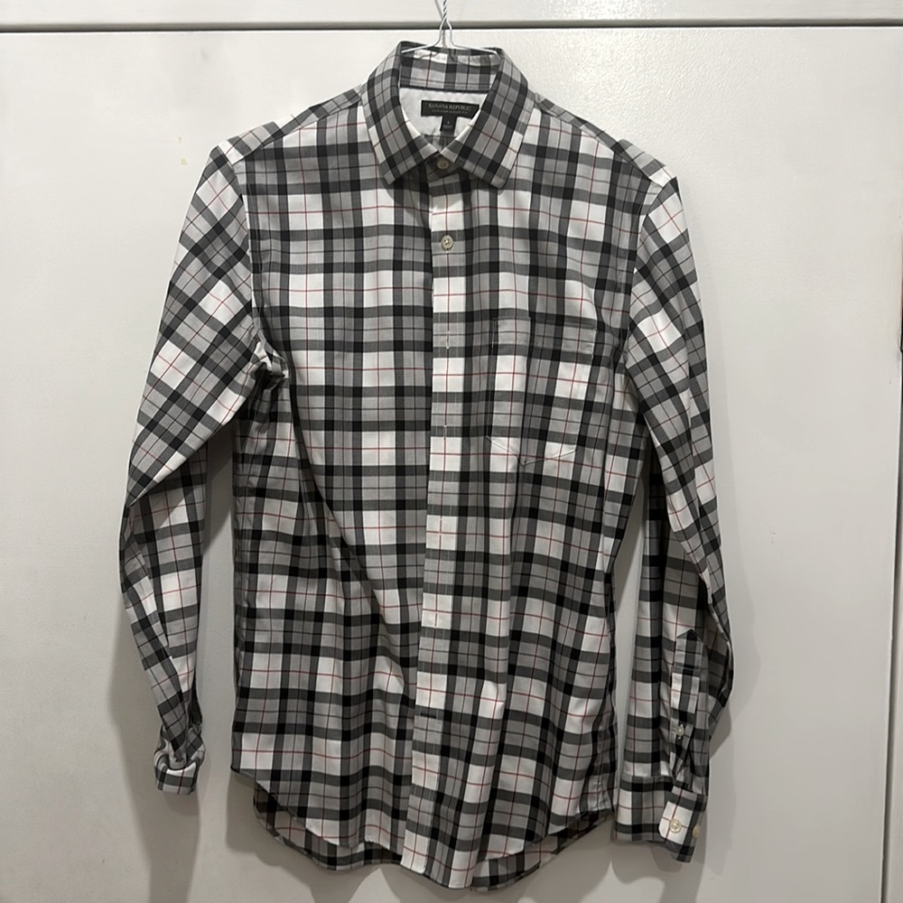 Men’s non iron classic fit banana republic button down dress shirt size small.